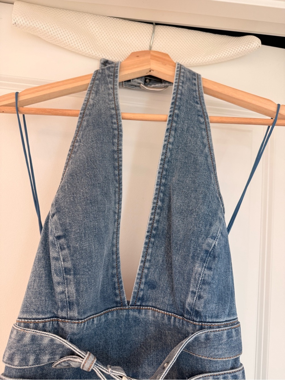 New Alice + Olivia SOLANA BUCKLE DENIM HALTER MINI DRESS - Picture 9 of 14